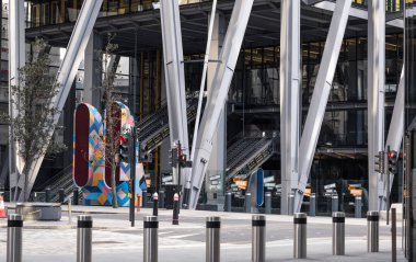 Londra, İngiltere - 23 Şubat 2021: Ulusal tecrit sırasında Londra 'nın boş sokakları. Kapsamlı kısıtlamalar, sosyal mesafeler. 