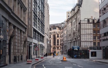 Londra, İngiltere - 23 Şubat 2021: Ulusal tecrit sırasında Londra 'nın boş sokakları. Kapsamlı kısıtlamalar, sosyal mesafeler. 