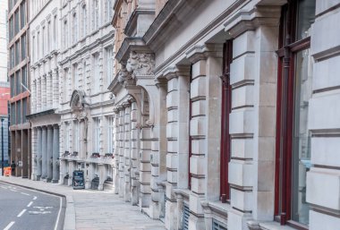 Londra, İngiltere - 23 Şubat 2021: Ulusal tecrit sırasında Londra 'nın boş sokakları. Kapsamlı kısıtlamalar, sosyal mesafeler. 