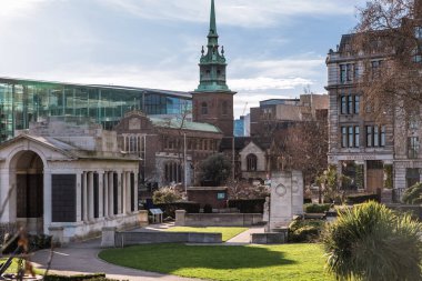 Londra, İngiltere - 23 Şubat 2021: Londra parkının boş kulesi. Ulusal tecrit sırasında Londra şehri. Kapsamlı kısıtlamalar, sosyal mesafeler. 