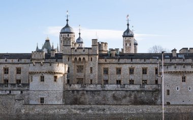 Londra, İngiltere - 23 Şubat 2021: Londra Kulesi manzaralı. Ulusal tecrit sırasında Londra 'nın boş sokakları. Kapsamlı kısıtlamalar, sosyal mesafeler. 