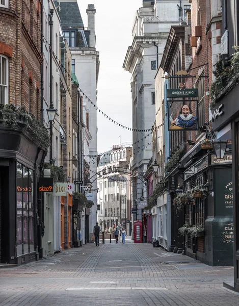 ロンドン イギリス 2021年2月23日 Carnaby Streetは ロンドン中央部のウェストミンスター市にある歩行者専用ショッピングストリートです ロックダウン中にロンドンの空の通り市 社会的距離の制限です — ストック写真