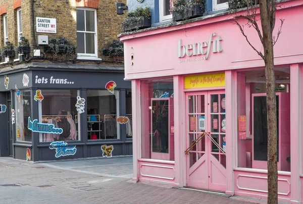 Londra, İngiltere - 23 Şubat 2021: Carnaby Caddesi, Londra 'nın başkenti Westminster' da yer alan bir alışveriş caddesidir. Ulusal tecrit sırasında Londra 'nın boş sokakları. Kapsamlı kısıtlamalar, sosyal mesafeler. 