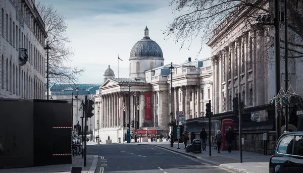 Londra, İngiltere - 23 Şubat 2021: Ulusal tecrit sırasında Londra 'nın boş sokakları. Kapsamlı kısıtlamalar, sosyal mesafeler. 