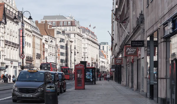 Londra, İngiltere - 23 Şubat 2021: Ulusal tecrit sırasında Londra 'nın boş sokakları. Kapsamlı kısıtlamalar, sosyal mesafeler. 