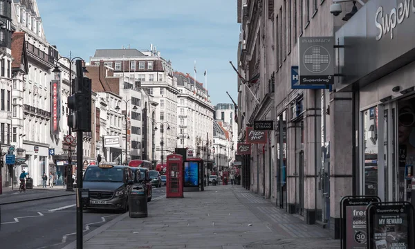 Londra, İngiltere - 23 Şubat 2021: Ulusal tecrit sırasında Londra 'nın boş sokakları. Kapsamlı kısıtlamalar, sosyal mesafeler. 