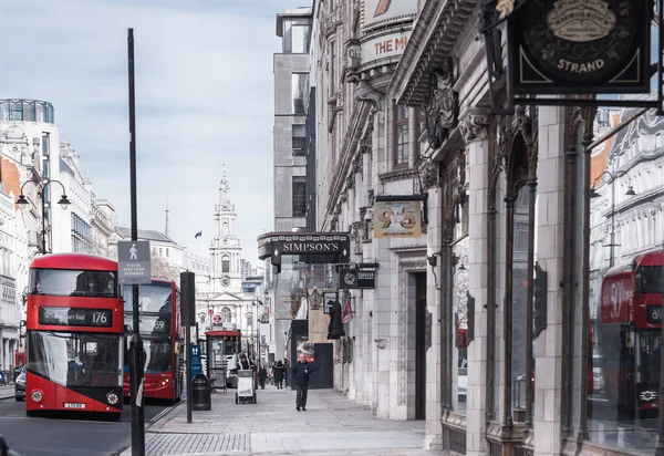 Londra, İngiltere - 23 Şubat 2021: Ulusal tecrit sırasında Londra 'nın boş sokakları. Kapsamlı kısıtlamalar, sosyal mesafeler. 