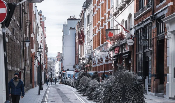 Londra, İngiltere - 23 Şubat 2021: Ulusal tecrit sırasında Londra 'nın boş sokakları. Kapsamlı kısıtlamalar, sosyal mesafeler. 