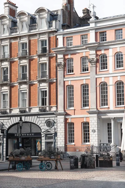 Londra, İngiltere - 23 Şubat 2021: Ulusal tecrit sırasında Londra 'nın boş sokakları. Kapsamlı kısıtlamalar, sosyal mesafeler. 