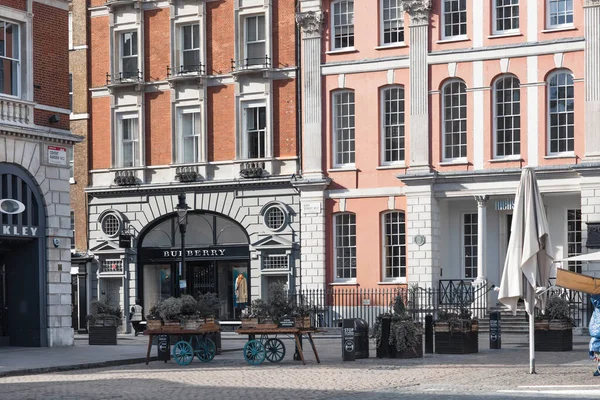 Londra, İngiltere - 23 Şubat 2021: Covent Garden Meydanı boş, ulusal tecrit kısıtlamaları nedeniyle kimse yok. 