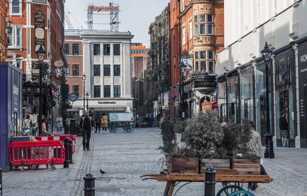 Londra, İngiltere - 23 Şubat 2021: Ulusal tecrit sırasında Londra 'nın boş sokakları. Kapsamlı kısıtlamalar, sosyal mesafeler. 