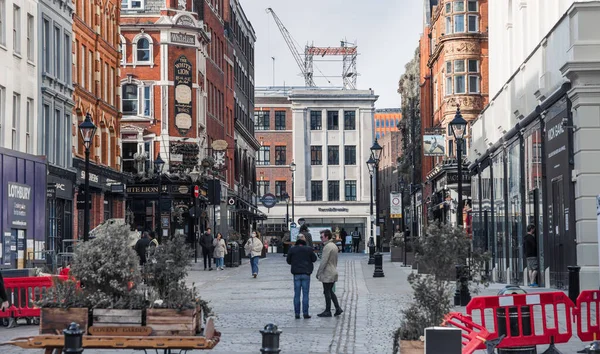 Londra, İngiltere - 23 Şubat 2021: Ulusal tecrit sırasında Londra 'nın boş sokakları. Kapsamlı kısıtlamalar, sosyal mesafeler. 