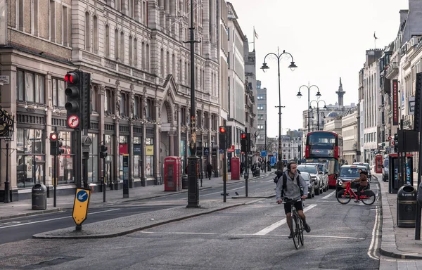 Londra, İngiltere - 23 Şubat 2021: Ulusal tecrit sırasında Londra 'nın boş sokakları. Kapsamlı kısıtlamalar, sosyal mesafeler. 