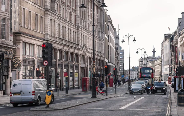 Londra, İngiltere - 23 Şubat 2021: Strand, Londra 'nın boş sokakları ulusal tecrit sırasında. Kapsamlı kısıtlamalar, sosyal mesafeler. 