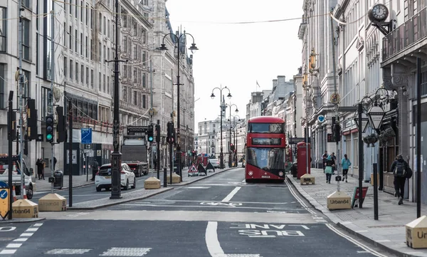 Londra, İngiltere - 23 Şubat 2021: Strand, Londra 'nın boş sokakları ulusal tecrit sırasında. Kapsamlı kısıtlamalar, sosyal mesafeler. 