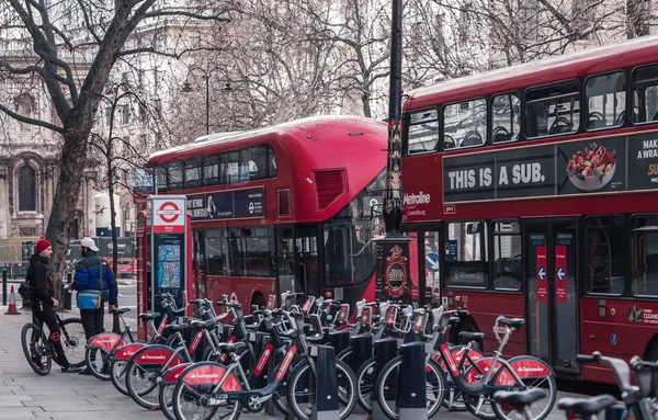 ロンドン イギリス 2021年2月23日 自転車公園とバス停 ロンドン市内からは国道が封鎖されている コヴィトのロンドン19制限 — ストック写真