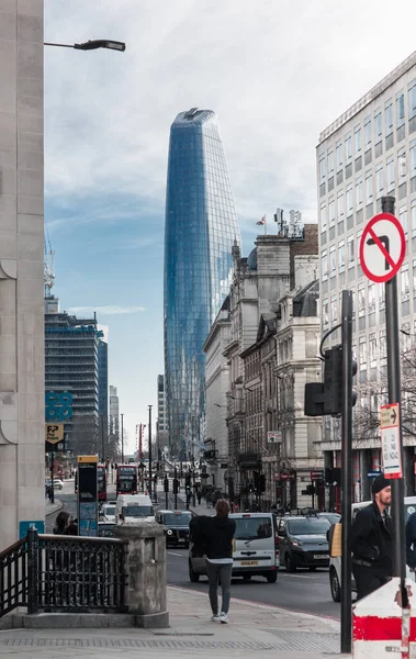 Londra, İngiltere - 23 Şubat 2021: Ulusal tecrit sırasında Londra 'nın boş sokakları. Kapsamlı kısıtlamalar, sosyal mesafeler. 