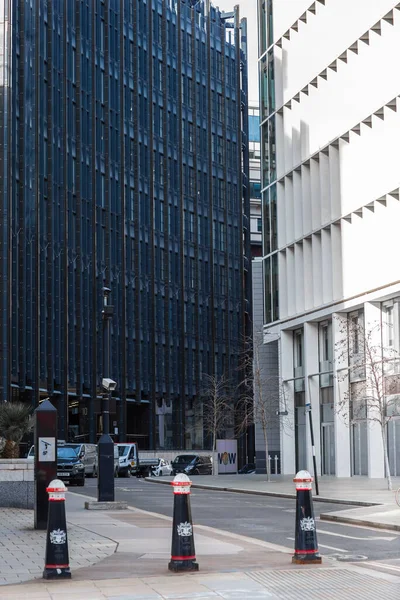 Londra, İngiltere - 23 Şubat 2021: Ulusal tecrit sırasında Londra 'nın boş sokakları. Kapsamlı kısıtlamalar, sosyal mesafeler. 