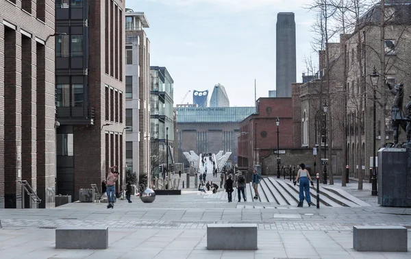 Londra, İngiltere - 23 Şubat 2021: Millennium Bridge ve Tate Modern. Ulusal tecrit sırasında Londra 'nın boş sokakları. Kapsamlı kısıtlamalar, sosyal mesafeler. 
