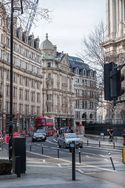 Londra, İngiltere - 23 Şubat 2021: Ulusal tecrit sırasında Londra 'nın boş sokakları. Kapsamlı kısıtlamalar, sosyal mesafeler. 