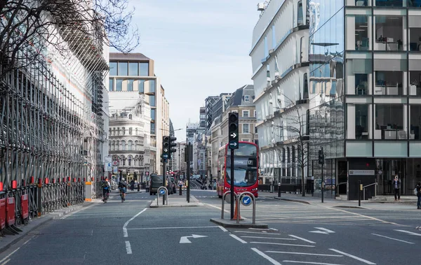 Londra, İngiltere - 23 Şubat 2021: Ulusal tecrit sırasında Londra 'nın boş sokakları. Kapsamlı kısıtlamalar, sosyal mesafeler. 