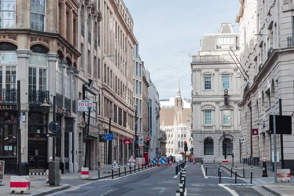 Londra, İngiltere - 23 Şubat 2021: Ulusal tecrit sırasında Londra 'nın boş sokakları. Kapsamlı kısıtlamalar, sosyal mesafeler. 