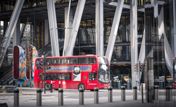 ロンドン 2021年2月23日 ロンドンの赤いバスは 国道封鎖中にロンドン市内の空の通りにあります 社会的距離の制限です — ストック写真