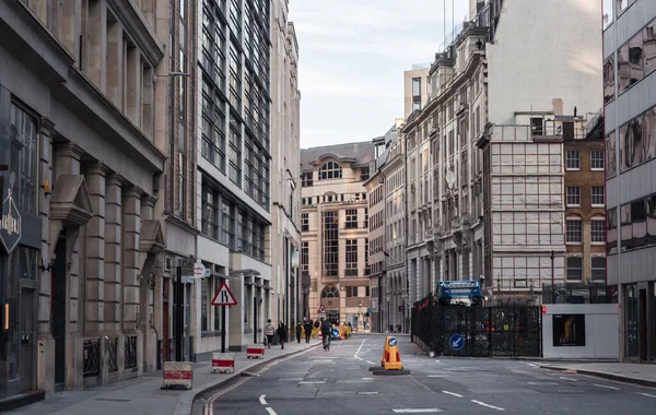 Londra, İngiltere - 23 Şubat 2021: Ulusal tecrit sırasında Londra 'nın boş sokakları. Kapsamlı kısıtlamalar, sosyal mesafeler. 