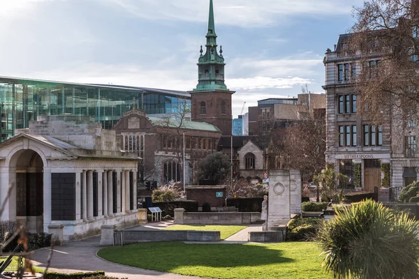 Londra, İngiltere - 23 Şubat 2021: Londra parkının boş kulesi. Ulusal tecrit sırasında Londra şehri. Kapsamlı kısıtlamalar, sosyal mesafeler. 