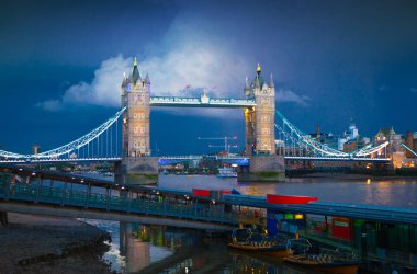 London, İngiltere - Ağustos 11, 2014: kule köprü gece ışıkları, thames Nehri üzerinde