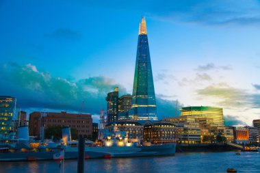 London, İngiltere - Ağustos 11, 2014: gece ışıklar içinde cam parçası,