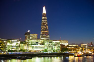 London, İngiltere - Ağustos 11, 2014: gece ışıklar içinde cam parçası,