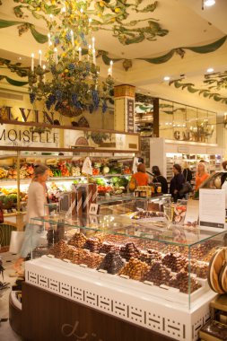 London, İngiltere - Ağustos 16, 2014: harrods iç ürün ekranlı