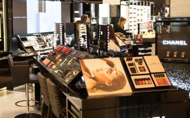 London, İngiltere - Ağustos 16, 2014: harrods iç kozmetik ürün ekranlı