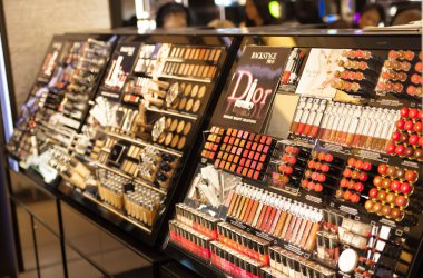 London, İngiltere - Ağustos 16, 2014: harrods iç kozmetik ürün ekranlı