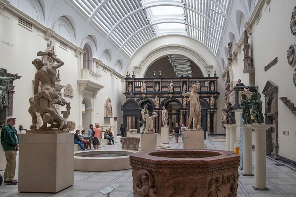 LONDON, UK - AUGUST 24, 2014:  Victoria and Albert Museum. V&A Museum is the world's largest museum of decorative arts and design. — Stock Photo, Image