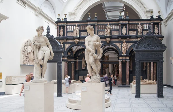 LONDON, UK - AUGUST 24, 2014:  Victoria and Albert Museum. V&A Museum is the world's largest museum of decorative arts and design. — Stockfoto