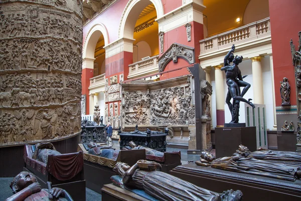 LONDON, UK - AUGUST 24, 2014:  Victoria and Albert Museum. V&A Museum is the world's largest museum of decorative arts and design. — Stock Photo, Image