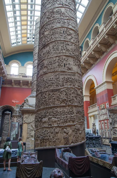 LONDON, UK - AUGUST 24, 2014:  Victoria and Albert Museum. V&A Museum is the world's largest museum of decorative arts and design. — Stockfoto