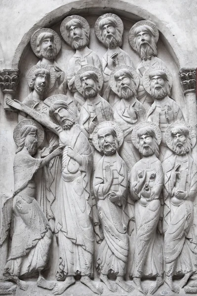 ЛОНДОН, Великобритания - 24 августа 2014 года: Религиозные скульптуры и рельефы в музее Виктории и Альберта. V & A Museum is the world 's largest — стоковое фото