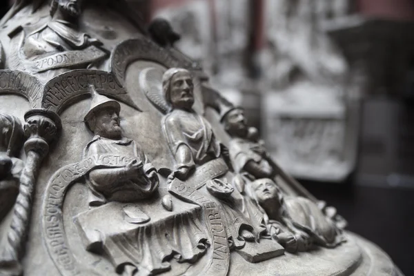 LONDRES, ROYAUME-UNI - 24 AOÛT 2014 : Sculptures religieuses et reliefs au Victoria and Albert Museum. V & A Museum est le plus grand musée du monde — Photo