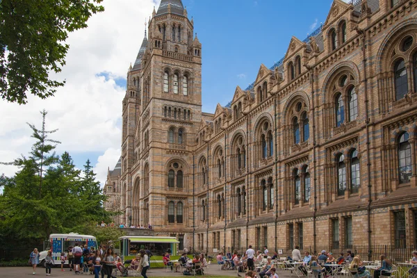 LONDRES, Reino Unido - 11 de agosto de 2014: El Museo de Historia Natural es uno de los museos más preferidos por los turistas de Londres . — Foto de Stock