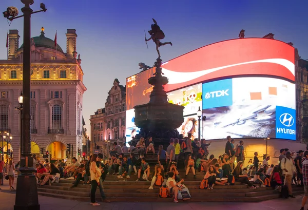 London, Verenigd Koninkrijk - augustus 22, 2014: piccadilly circus in nacht. beroemde plek voor romantische datums. plein werd gebouwd in 1819 om toe te treden van regent street — Stockfoto