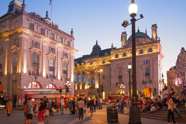 ロンドン、イギリス - 8 月 22 日 2014年: ピカデリー サーカスの夜。ロマンチックな日付のための有名な場所。リージェント ・ ストリートの参加に 1819 年に建てられた広場 — ストック写真