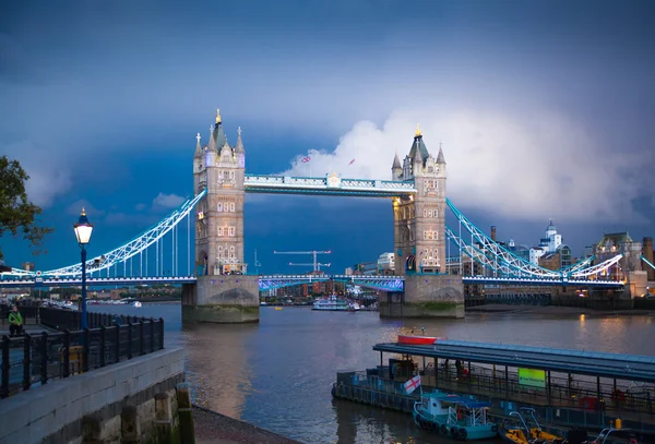 London, İngiltere - Ağustos 11, 2014: kule köprü gece ışıkları, thames Nehri üzerinde — Stok fotoğraf