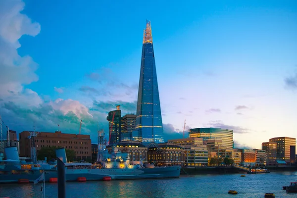 LONDRES, Reino Unido - 11 de agosto de 2014: Fragmento de vidrio en luces nocturnas , — Foto de Stock