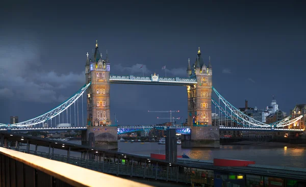 LONDRA, Regno Unito - 11 AGOSTO 2014: Tower bridge sul Tamigi a luci notturne — Foto Stock