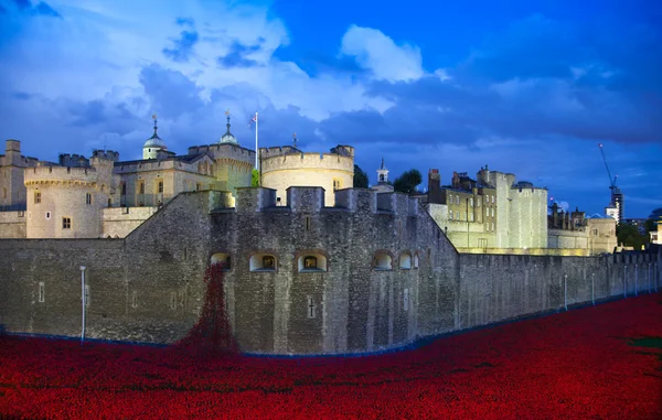 LONDON, UK - August 11, 2014: Tower of London, ancient fortress and prison in twilight — Stock Photo, Image