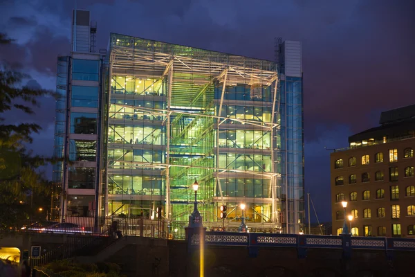 LONDON, UK - AUGUST 11, 2014: Modern glass office building, — Stock Photo, Image