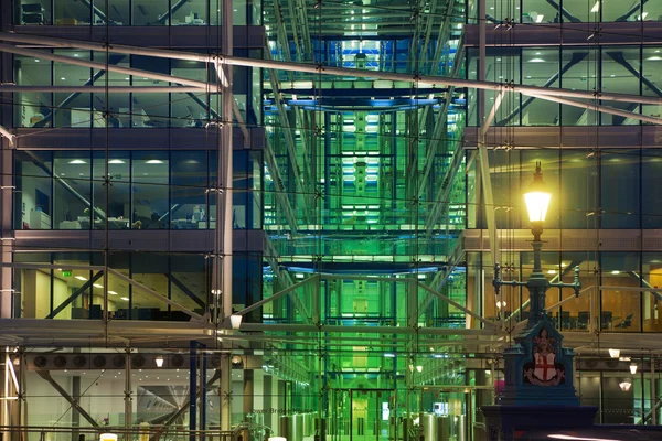 LONDRES, Reino Unido - 11 de agosto de 2014: Moderno edificio de oficinas de vidrio , — Foto de Stock